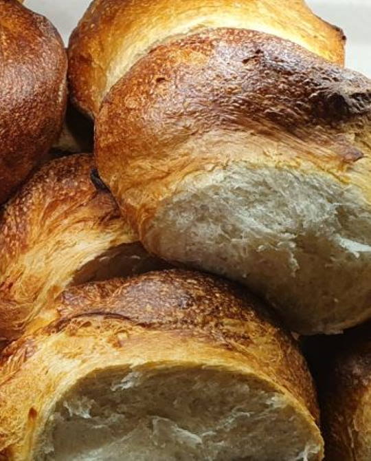 Brotspezialitäten jeden Tag frisch aus der Bäckerei Brotspezialitäten jeden Tag frisch aus der Bäckerei